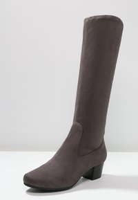 Bota de ante gris hasta la rodilla con punta afilada y tacón moderado, que presenta un diseño sin costuras y una textura suave.