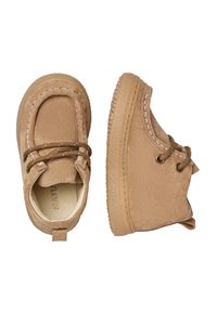 Scarpe per bambini in suede marrone chiaro con suole in gomma e lacci marroni, mostrate da sopra e di lato su sfondo bianco.