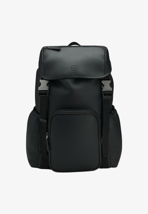 Zaino in pelle nera con finitura testurizzata, spallacci regolabili, tasca frontale con cerniera e logo sulla patta. Dotato di dettagli in metallo lisci.