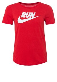 T-shirt rouge Nike en tissu à texture lisse. Présente un col rond et des manches courtes. Grand logo blanc "RUN" audacieux sur le devant.