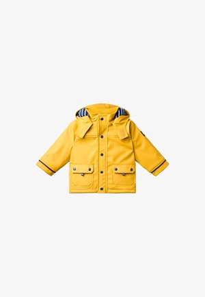 Gelbe Kinderregenjacke mit Kapuze, vorderen Druckknöpfen, zwei Klapptaschen und gestreiftem Innenfutter auf weißem Hintergrund.