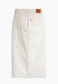 Jupe midi en denim écru avec deux poches arrière, passants de ceinture et un patch en cuir marron sur la taille.