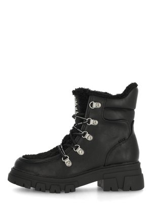 Schwarzer Knöchelstiefel mit profilierter Sohle, Metallösen, schwarzen Schnürsenkeln und sichtbarem, flauschigem Fleecefutter am Kragen und an der Zunge.