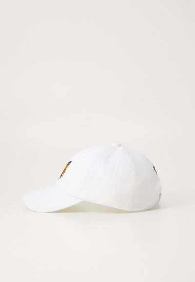 Casquette de baseball en coton blanche avec une visière incurvée, arborant un petit logo graphique à l'avant et un autre logo sur le côté.