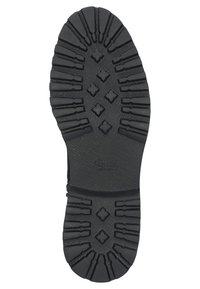 Schwarze Gummisohlen mit tiefen Rillen für Traktion, ausgestattet mit einem gemusterten Design und verschiedenen Blockformen für verbesserten Grip.