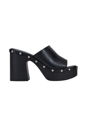 Zuecos de tacón alto negros con un elegante upper de cuero sintético, punta abierta, suela gruesa de plataforma y tachuelas plateadas a lo largo de los bordes.