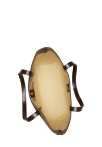 Sac cabas en cuir marron avec deux poignées, doté d'un intérieur spacieux en toile beige et d'une fermeture à pression magnétique. Texture lisse, sans motifs.