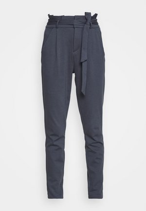 Dunkelgraue Hose mit einer taillierten Silhouette, ausgestattet mit einem Taillenbund, seitlichen Taschen und einer glatten Oberfläche. Entworfen für einen modernen Look.