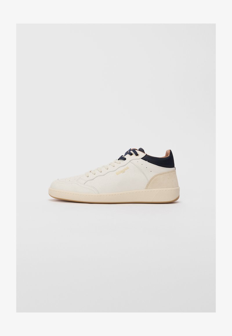 Sneaker bassa in suede bianco con dettagli blu navy, punta rotonda, design con lacci e suola testurizzata. Dettaglio del logo dorato vicino ai lacci.