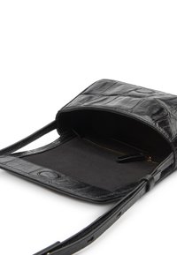 Borsa in pelle nera stampa coccodrillo con apertura superiore, dotata di un interno foderato in tessuto, tasca con zip e tracolla regolabile.