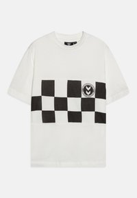 Hvid bomulds t-shirt med et sort og hvidt ternet mønster og et rundt logo på brystet. Rund hals og korte ærmer.