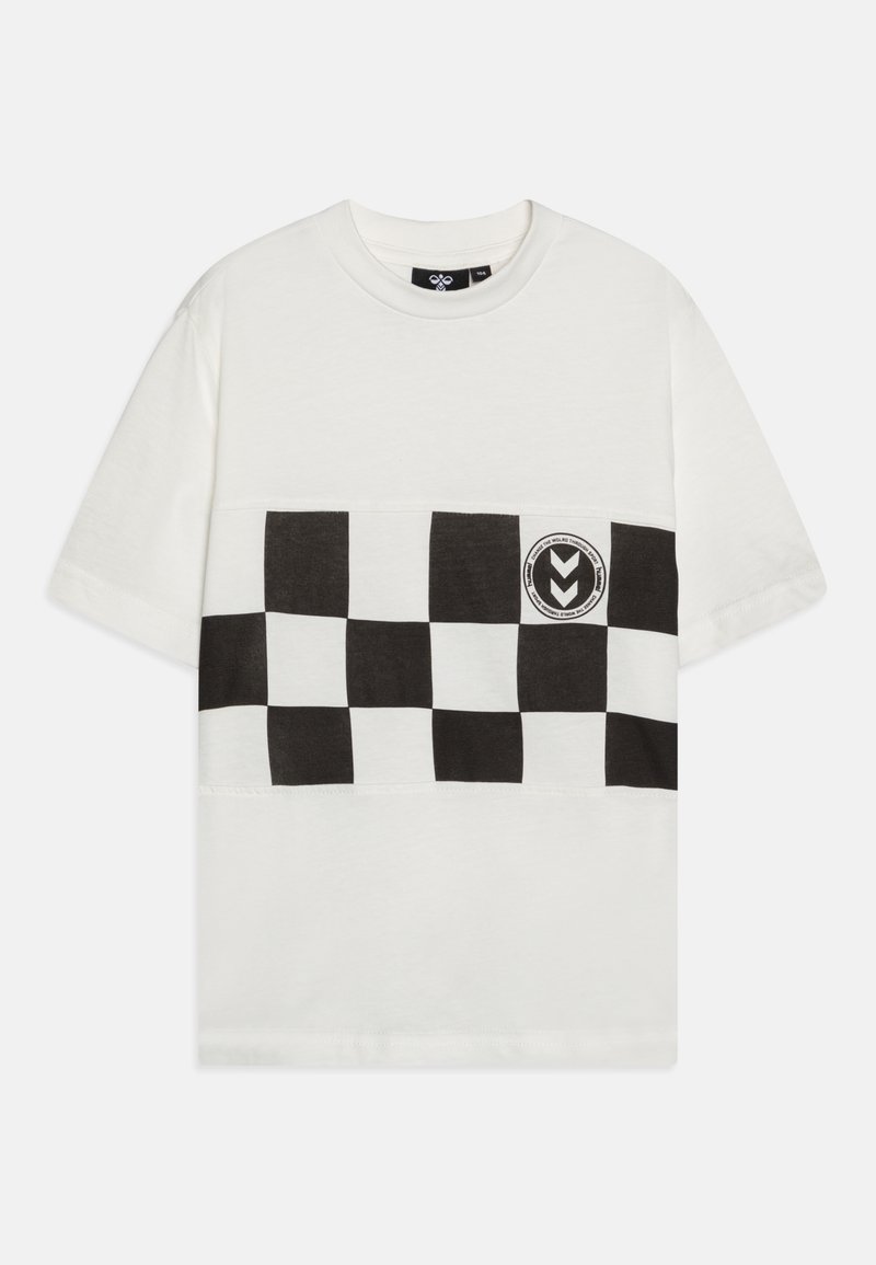 Hvid bomulds t-shirt med et sort og hvidt ternet mønster og et rundt logo på brystet. Rund hals og korte ærmer.