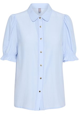 Blouse bleu clair à manches courtes avec boutons dorés, bord festonné le long de la patte de boutonnage, manches bouffantes et poignets élastiqués à volants.