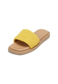 Sandale slide marron clair avec une large bride jaune texturée et une semelle rembourrée, légèrement inclinée vers la droite sur un fond blanc.
