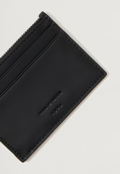 Portofel de carduri din piele neagră, cu multiple compartimente, margine texturată și detalii ale brandului embosate. Suprafață netedă și design minimalist.