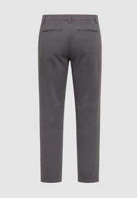 Pantaloni grigi con una vestibilità tailored, dotati di due tasche posteriori e una texture di tessuto liscia, progettati per un aspetto pulito e minimalista.