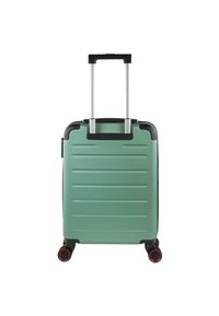 Maleta verde de carcasa dura con textura estriada, acentos negros, mango retráctil y cuatro ruedas con borde rojo para una fácil movilidad.