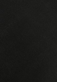 Must mustriba, millel on sile tekstuur. Materjalil on kerge läige, mis pakub pinnal peent säraefekti.