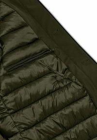 Donkergroen pufferjack met gewatteerde textuur, voorzien van een ritssluiting zak en drukknoopdetail, gemaakt van glad, waterafstotend materiaal.