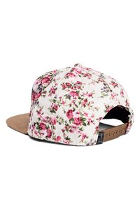 Cappello floreale con tessuto bianco decorato da fiori rosa e verdi, visiera in suede beige e fibbia regolabile in plastica marrone sul retro.