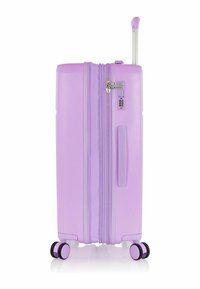 Lila Hartschalenkoffer mit einem ausziehbaren Griff, zwei Rädern, Reißverschluss, Kombinationsschloss und strukturiertem Seitengriff.