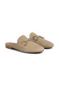 Scarpe slip-on in suede beige con suola piatta e una catena decorativa di cristalli sulla parte superiore per abbellire.