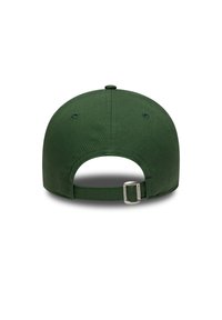 Πράσινο καπέλο κατασκευασμένο από βαμβάκι με καμπυλωτό γείσο, ρυθμιζόμενο λουράκι στο πίσω μέρος και οπές για αερισμό. Λεπτή υφή με διακριτικές ραφές.