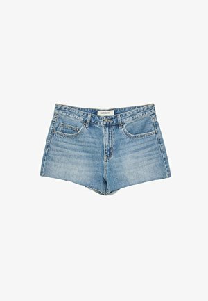 Jeansshorts, hellblau, hochgeschnitten, Fünf-Taschen-Design, ausgefranster Saum, standardmäßiger Knopfverschluss, Logotag am Bund.