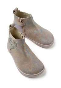 Botas de tobillo brillantes de color rosa claro con una superficie texturizada y brillante y cremallera lateral; cuentan con un acento brillante en el lado exterior.