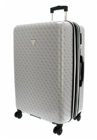 Valise rigide de voyage blanche avec motif de logo répété, zips noirs et poignée rétractable argentée. Dispose de quatre roues.