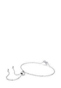 Pulsera de cadena ajustable de plata con un cierre deslizante redondo y dos extremos colgantes sobre un fondo blanco.