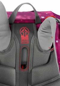 Der Tragesitz für Kinder verfügt über graue Mesh-Polsterung und pinke Stoffe mit Sternenmustern. Auffälliges rotes Logo in der Mitte und verstärkte, verstellbare Riemen.