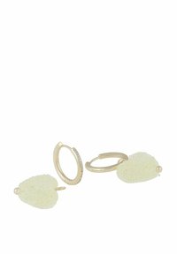 Guld hoops örhängen med texturerade gula hjärtpendlar, prydda med en liten pärlaccent och en kristalldekor på en av hooparna.