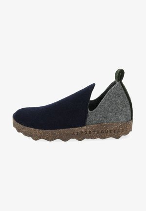 Chaussure slip-on en feutre avec des panneaux navy et gris, une accentuation verte au talon, et une semelle en liège texturée avec un motif en vagues.