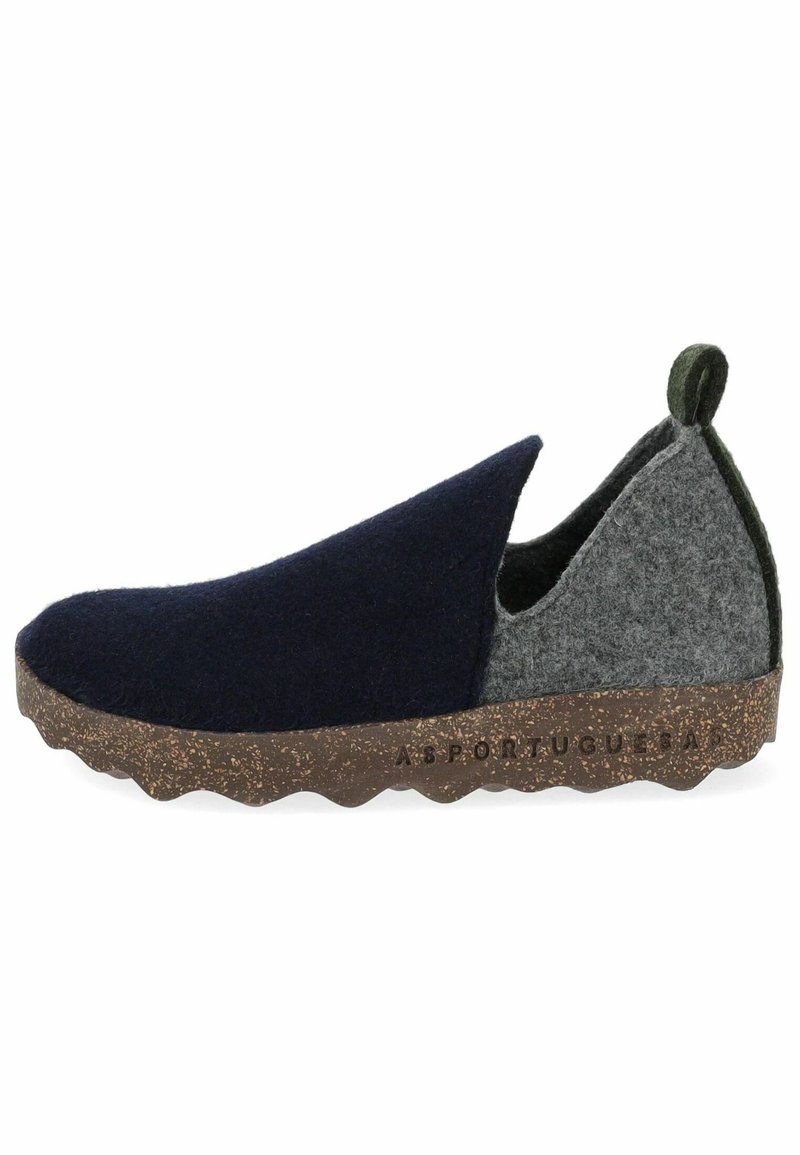 Vložková nazouvací bota s námořnickými a šedými panely, zeleným akcentem na patě a texturovanou korkovou podrážkou s vlnkovým vzorem.