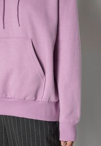 Lila hoodie met een kangaroozak, geribbelde manchetten en zoom, gemaakt van zachte stof, met een ontspannen pasvorm en een trekkoord voor aanpassing.