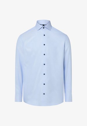 Camicia da uomo a maniche lunghe di colore azzurro chiaro con bottoni neri, colletto classico e polsini con bottoni, mostrata su sfondo bianco.
