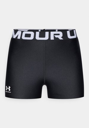 Pantalones cortos deportivos negros con una amplia cinturilla blanca que exhibe "UNDER ARMOUR." Hechos de un material liso y elástico, con un logo en el dobladillo.