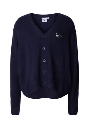 Granatowy kardigan z dekoltem w serek, sześcioma guzikami, prążkowanym dołem i mankietami, z małym haftem po lewej stronie klatki piersiowej.