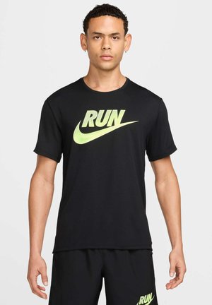 Czarna koszulka sportowa z krótkim rękawem, z dużym zielonym napisem "RUN" oraz logo Nike z przodu. Miękka, gładka tkanina.