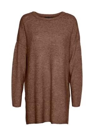 Pulover oversized tricotat maro, cu guler rotund și umeri lărgi, căzuți. Textură moale, cu detalii cu nervuri la manșete și la tiv.