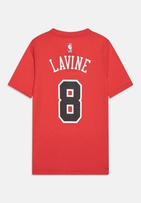 Červené tričko s krátkým rukávem NBA s nápisem "LAVINE" a číslem 8 v černobílé na zadní straně, logo NBA nad jménem.
