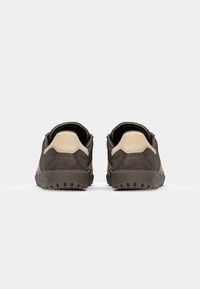 Scarpe in suede marrone e mesh con un lato a motivo, accenti di un beige chiaro e suole in gomma texture, caratterizzate da un design alla caviglia basso.