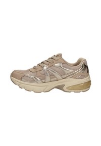 Beige sportieve schoen met metallic accenten, bovenwerk van mesh en synthetisch materiaal, veterinstap, zacht gevoerde zool en textuurafwerking.