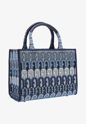 Torba na ramię w niebieskie i granatowe wzory z teksturowanej tkaniny, z dwoma uchwytami, o ustrukturyzowanym kształcie i wzmocnionym dnie. Charakterystyczne abstrakcyjne elementy wzornicze.