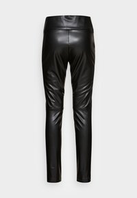 Leggings en simili cuir noir avec une texture lisse, un design épuré, une taille mi-haute et des détails de couture sur les jambes.