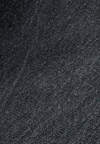 Tela oscura con una superficie texturizada, que presenta finas rayas y un aspecto suave y tejido. El color es predominantemente negro con tonos sutiles de gris.