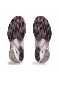 Suole delle scarpe con un motivo a spina di pesce in viola scuro e bianco, con una superficie testurizzata e un accento arancione vicino all'arco.