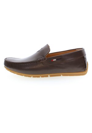Brun læder slip-on sko med en afrundet tå, kontrasterende tan gummisål og minimal syning. Har et lille logo på siden.
