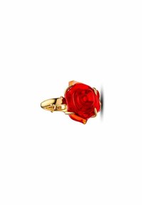 Anello d'oro con un design di rosa rossa testurizzata realizzato in resina lucida, con accenti dorati attorno al fiore e alla fascia.